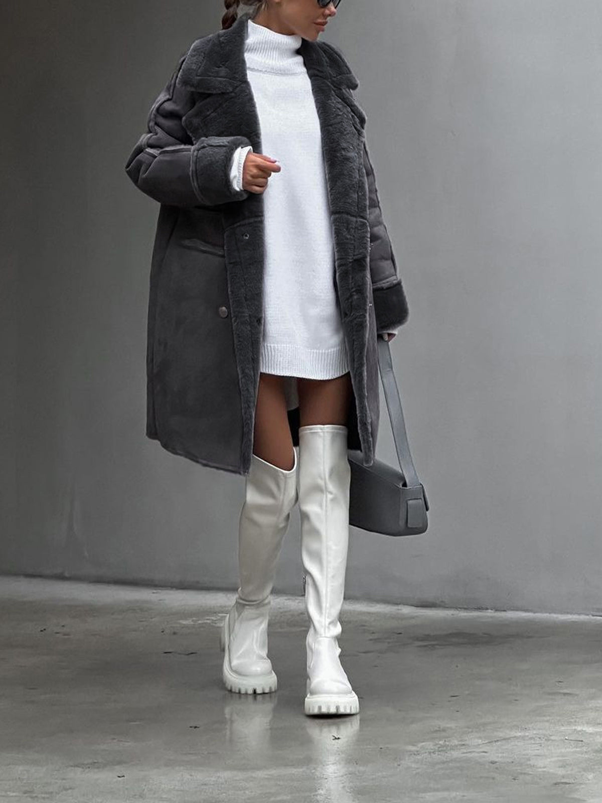 Manteau long croisé fourré, coloris gris foncé, porté en tenue