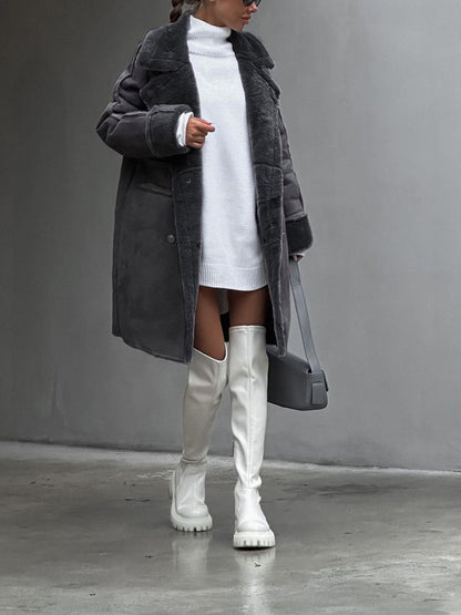 Manteau long croisé fourré, coloris gris foncé, porté en tenue