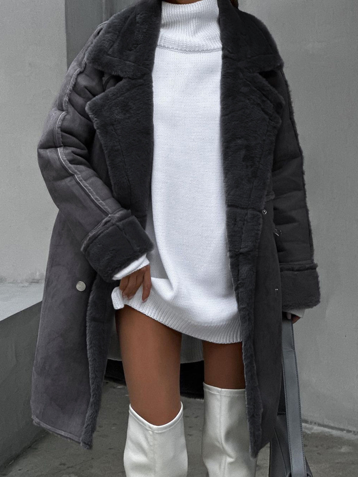 Manteau long croisé fourré, coloris gris foncé, vue de trois quarts