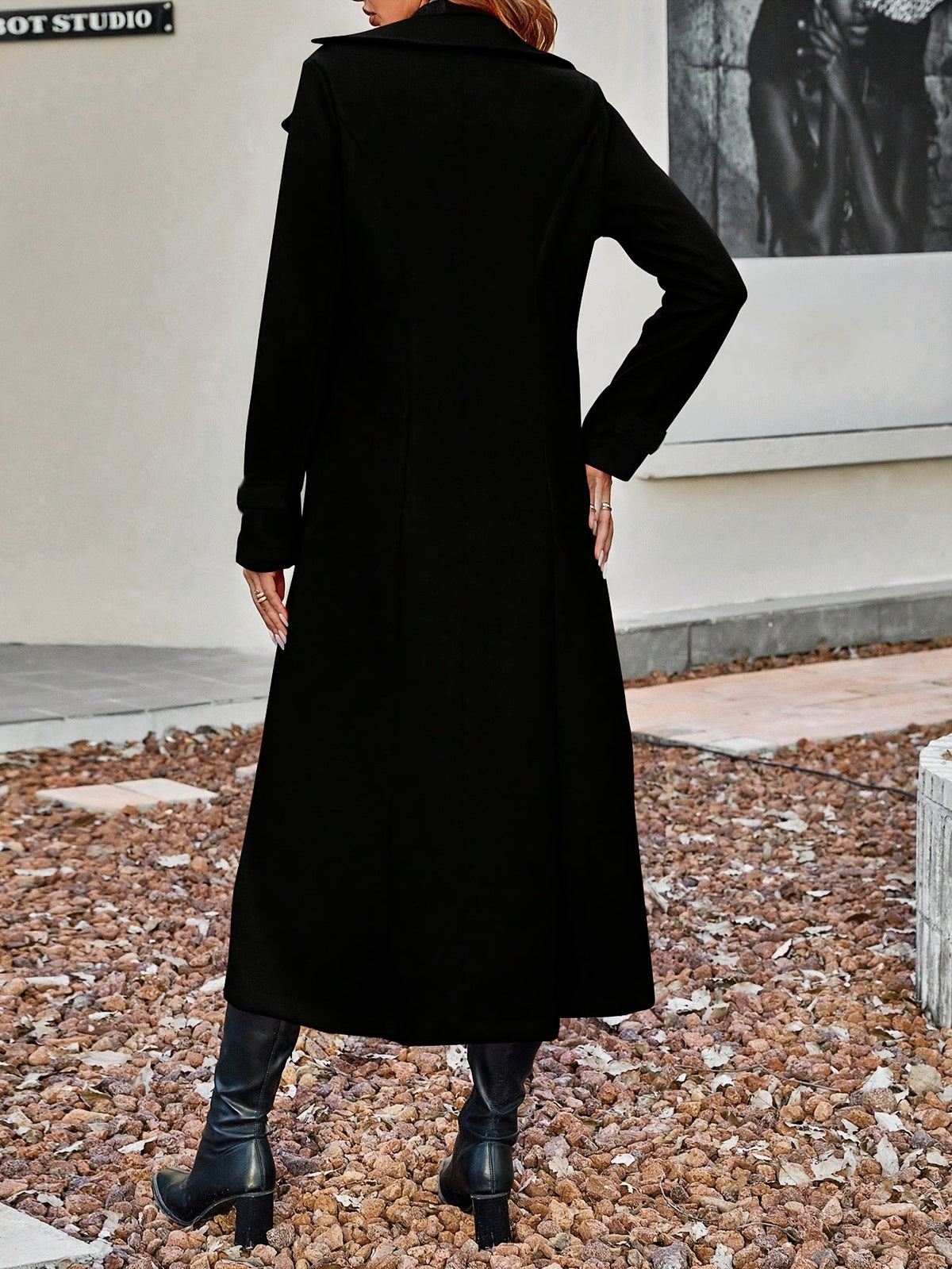 Manteau long croisé taillé, coloris noir, vue de dos