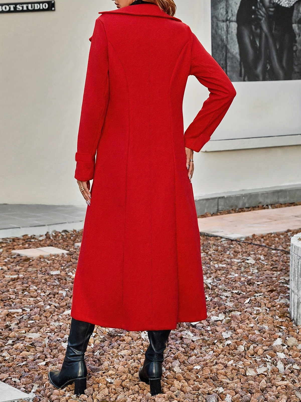 Manteau long croisé taillé, coloris rouge, vue de dos