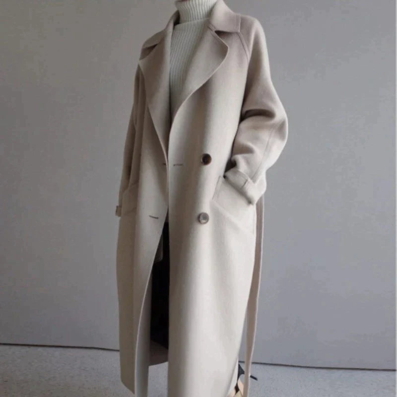 Manteau long en laine beige porté ouvert, ceinture dénouée, vue de face