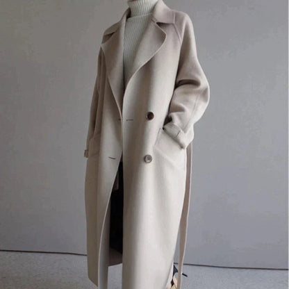 Manteau long en laine beige porté ouvert, ceinture dénouée, vue de face