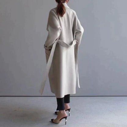 Manteau long en laine beige vu de dos, ceinture nouée à la taille