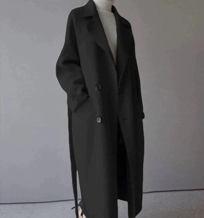Manteau long en laine noir porté ouvert sur un col roulé, vue de face