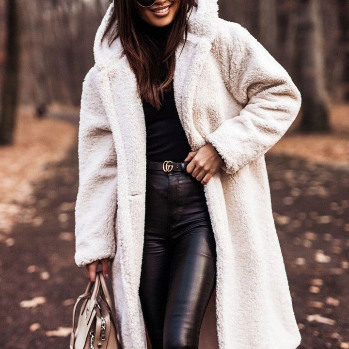 Manteau long en peluche, coloris blanc, vu de face