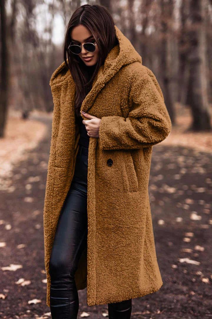Manteau long en peluche, coloris camel, vu de face