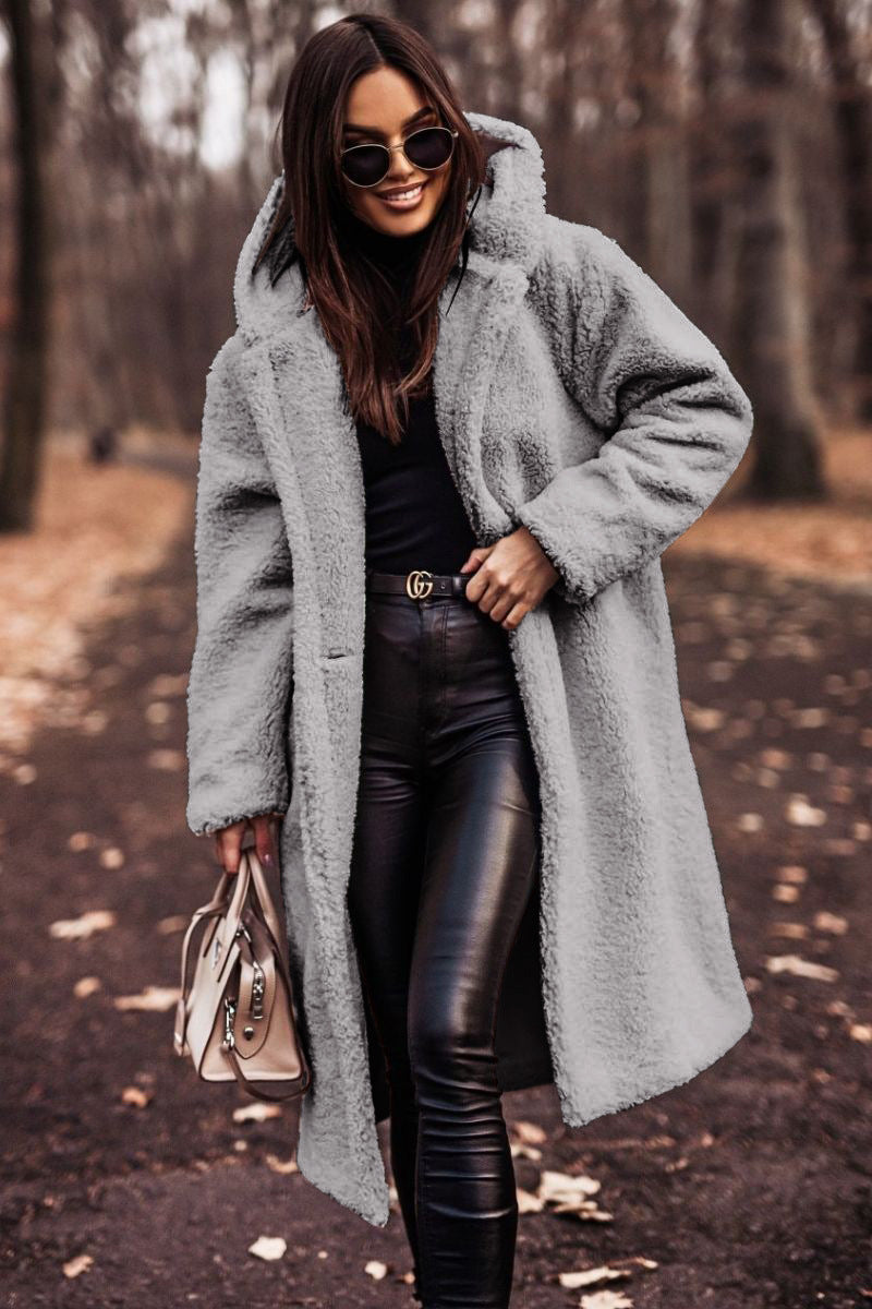 Manteau long en peluche, coloris gris, vu de face