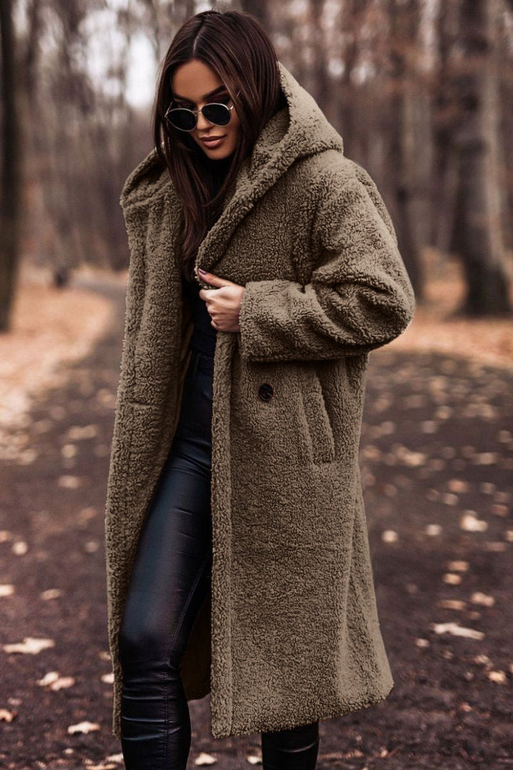 Manteau long en peluche, coloris kaki, vu de face