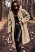 Manteau long en peluche, coloris marron clair, vu de face