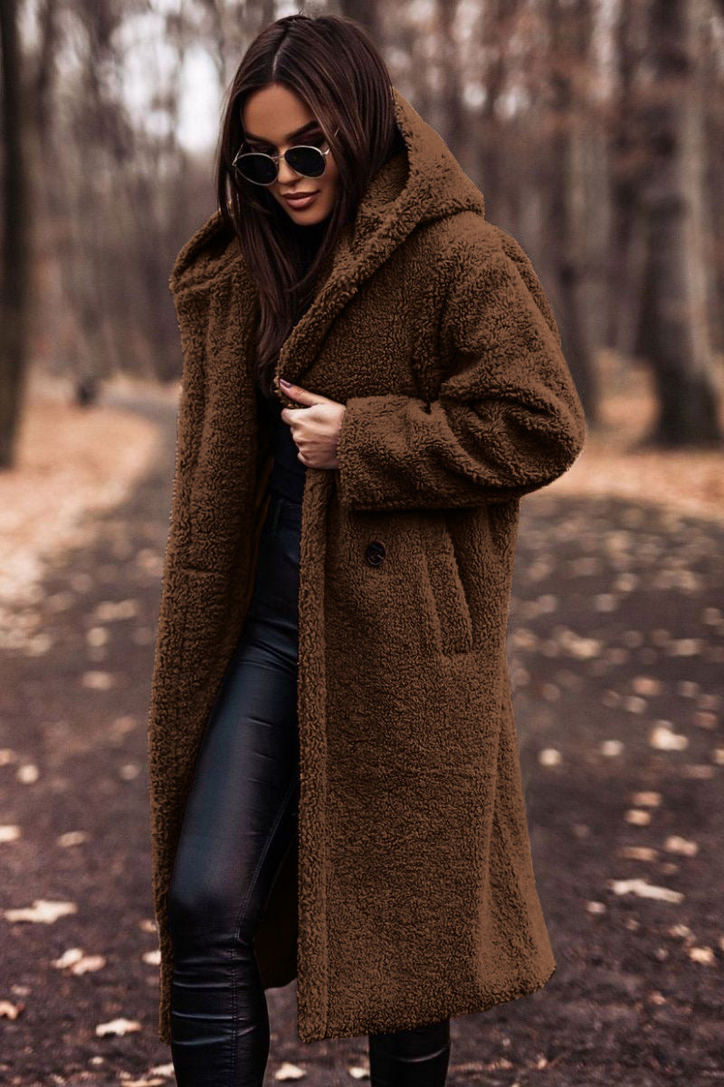 Manteau long en peluche, coloris marron, vu de face