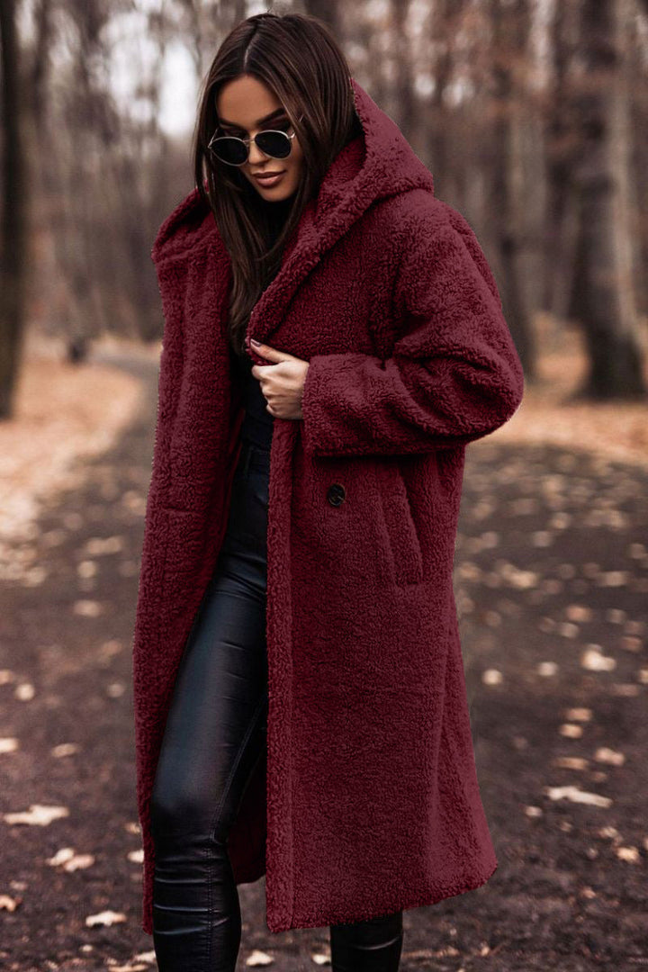 Manteau long en peluche, coloris rouge, vu de face