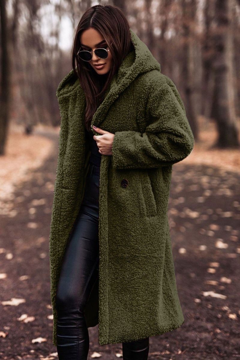 Manteau long en peluche, coloris vert, vu de face