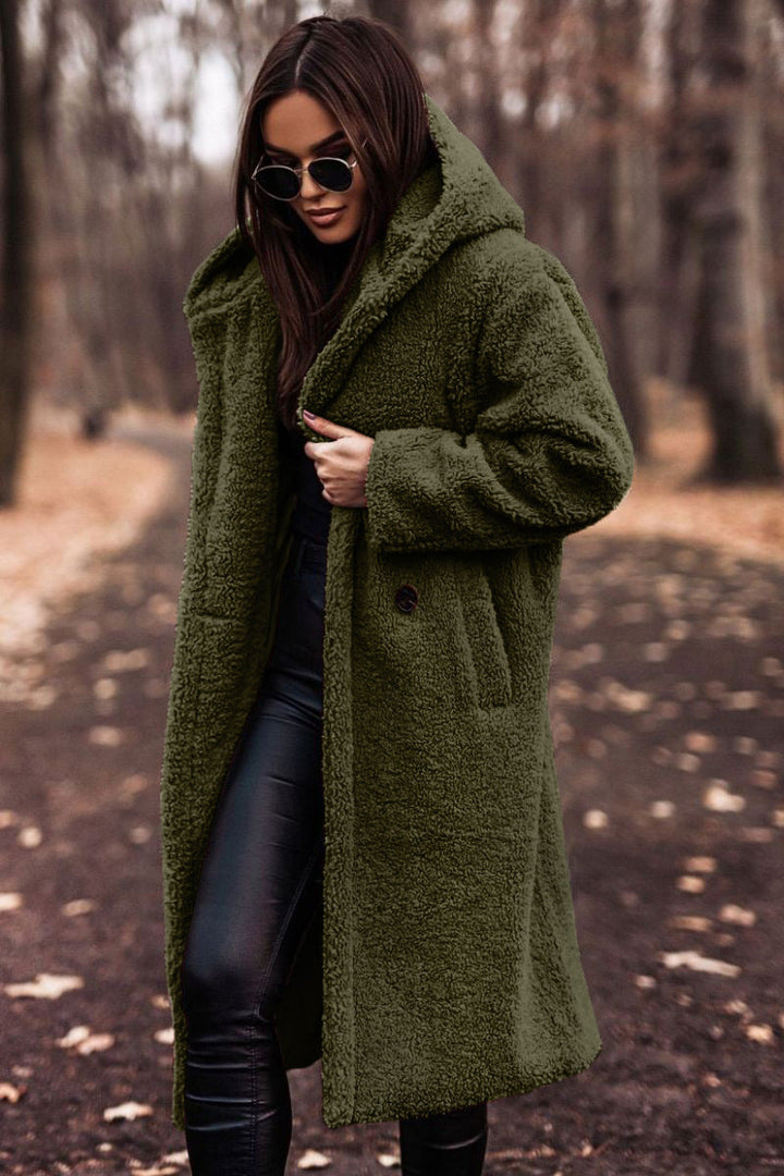 Manteau long en peluche, coloris vert, vu de face