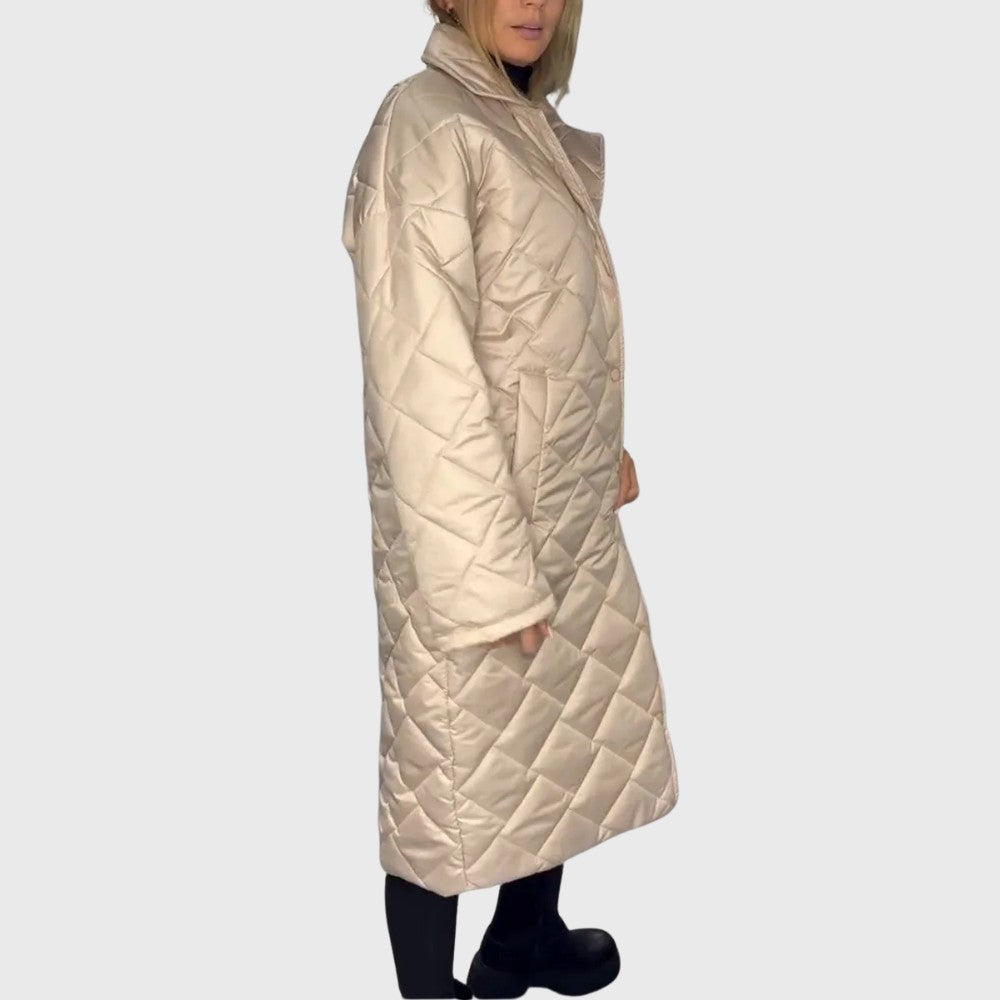 Manteau long matelassé réversible, coloris crème, porté en tenue