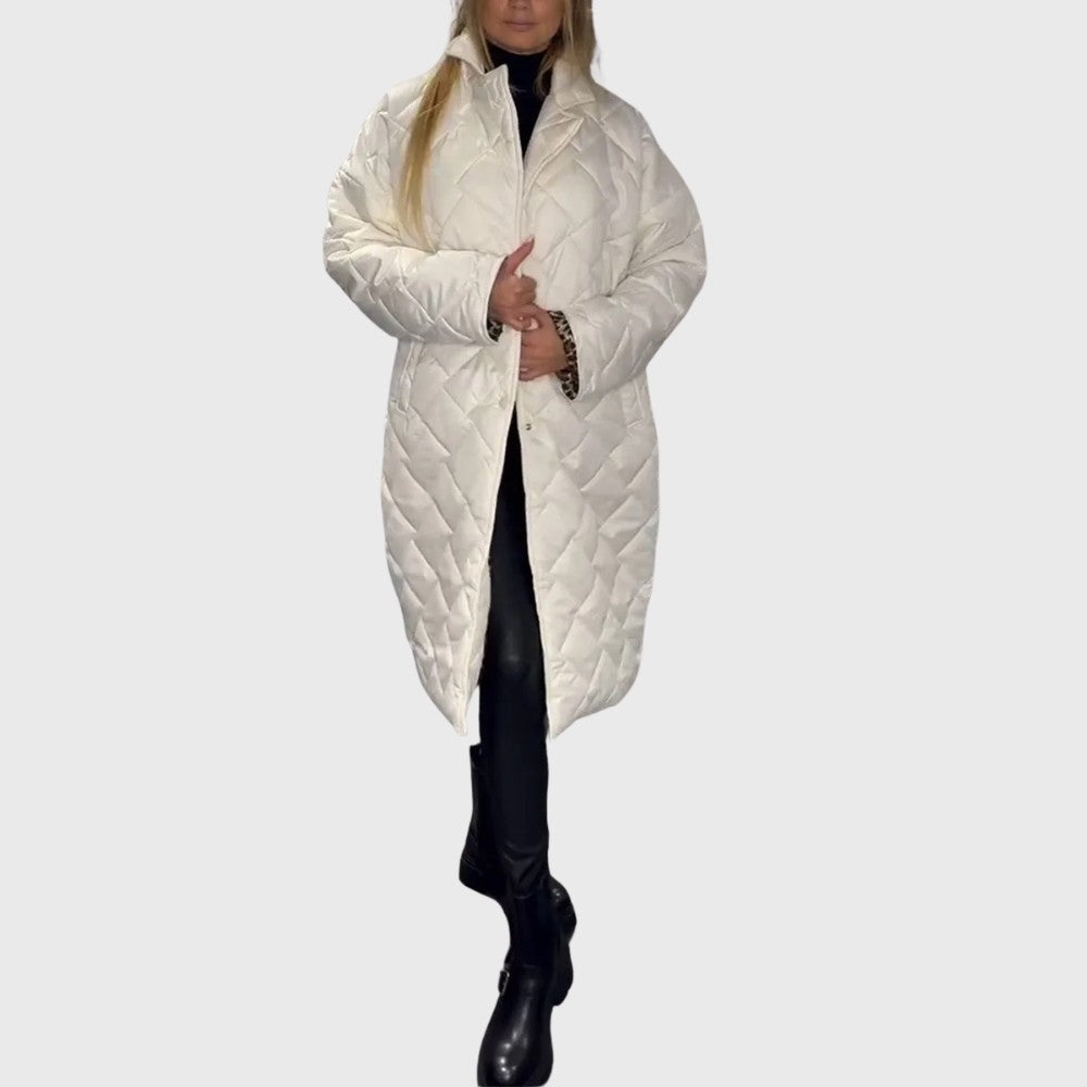 Manteau long matelassé réversible, coloris ivoire, porté en tenue