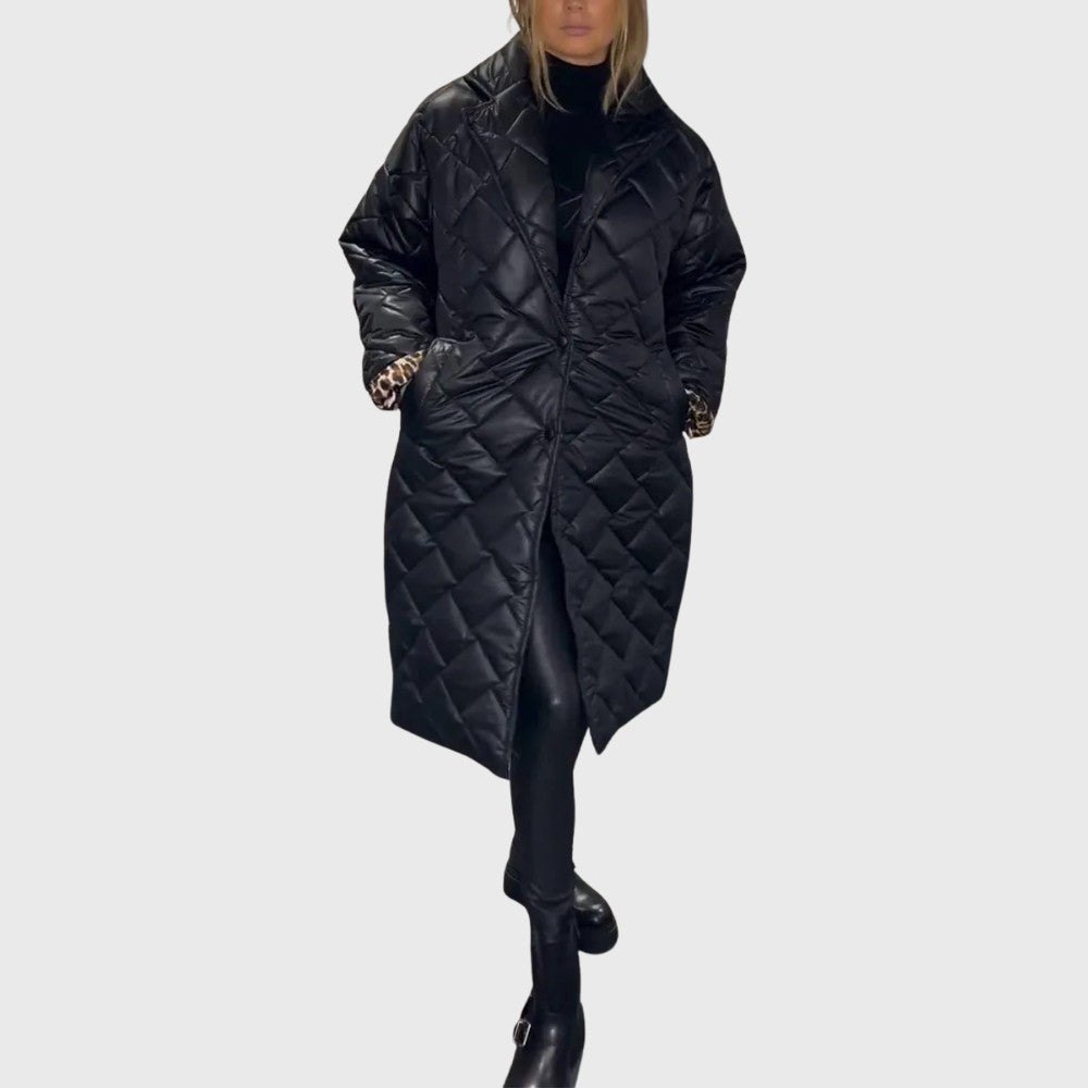 Manteau long matelassé réversible, coloris noir, porté en tenue