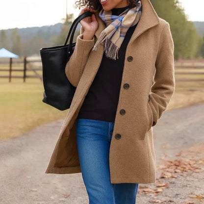 Manteau mi-long col montant, coloris camel, porté en tenue