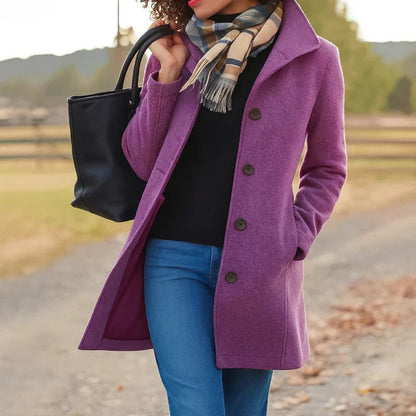 Manteau mi-long col montant, coloris violet, porté en tenue