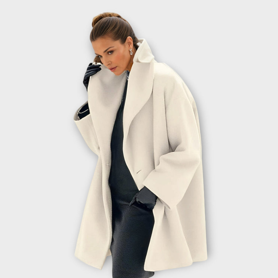 Manteau oversize à grands revers, coloris blanc, vu de face