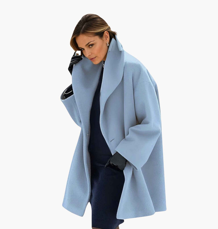 Manteau oversize à grands revers, coloris bleu, vu de face
