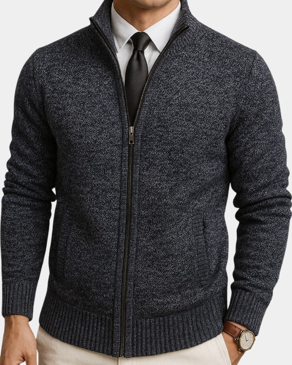 Homme en cardigan zippé bleu nuit chiné sur chemise blanche et cravate