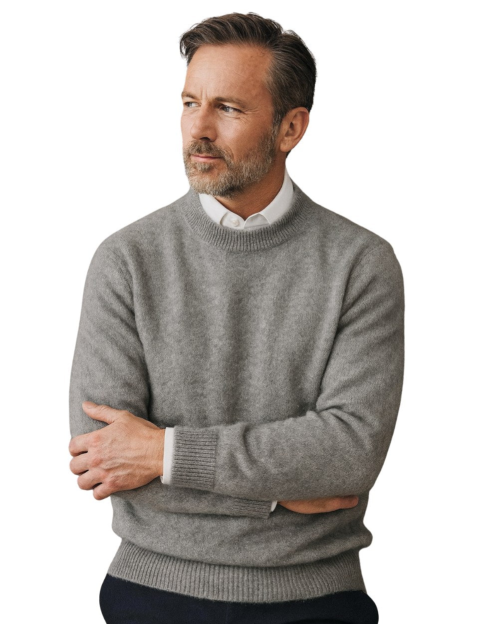Homme en pull en cachemire gris chiné, bras croisés