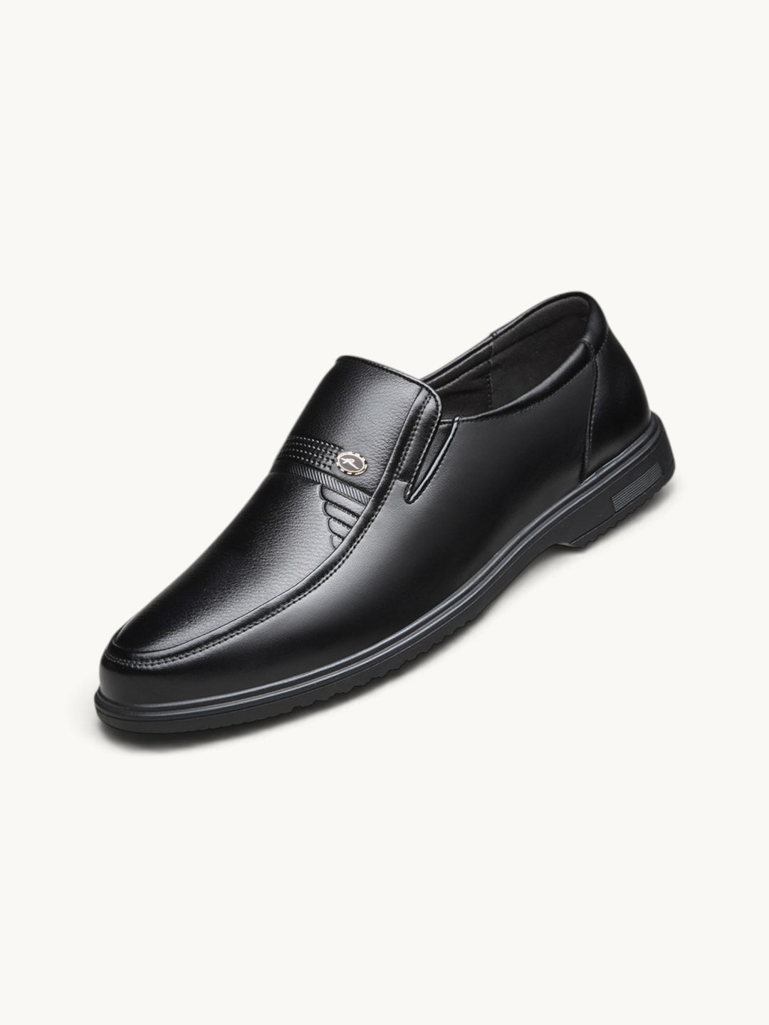 Mocassin cuir semi-brillant noir avec semelle contrastée, vue de profil