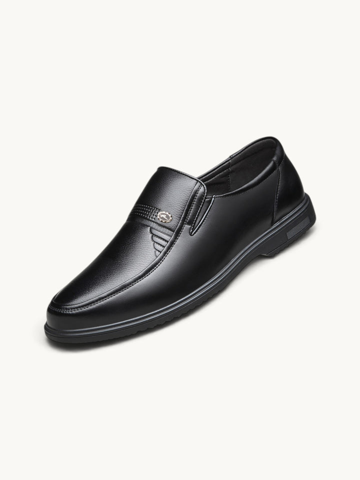 Mocassin cuir semi-brillant noir avec semelle contrastée, vue de profil