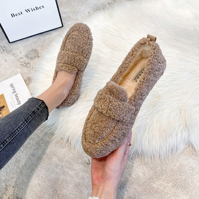 Mocassin en peluche, coloris kaki, la paire présentée à plat