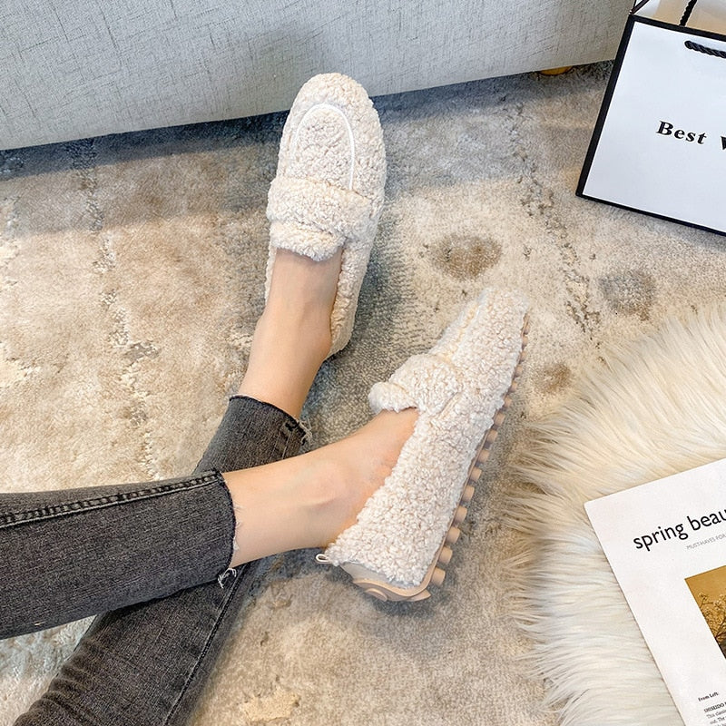 Mocassin en peluche, coloris marron clair, vu de profil