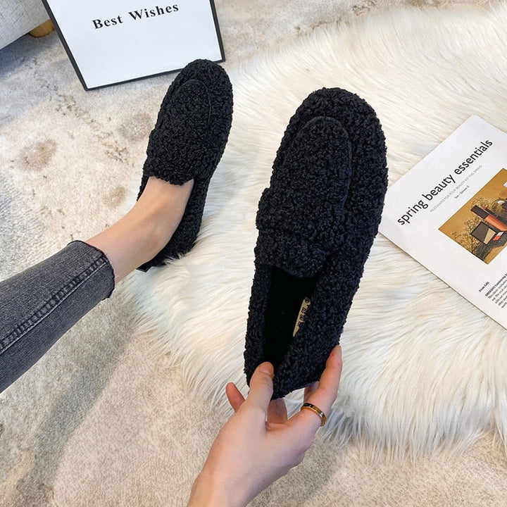 Mocassin en peluche, la paire présentée à plat