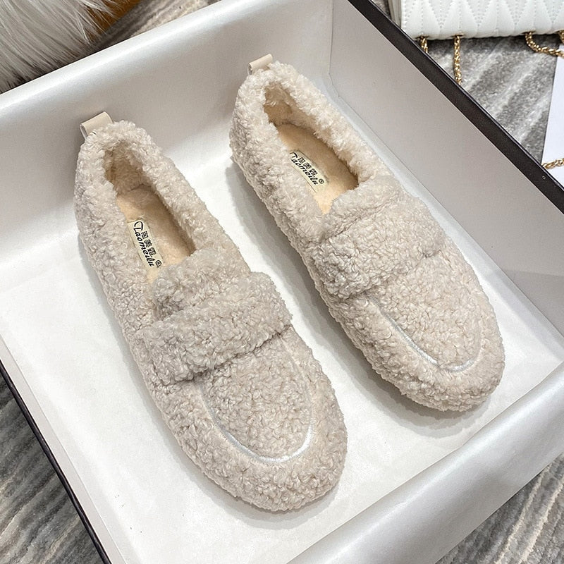 Mocassin en peluche, la paire présentée à plat