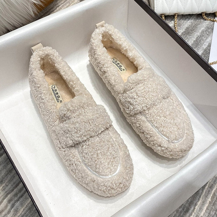 Mocassin en peluche, la paire présentée à plat