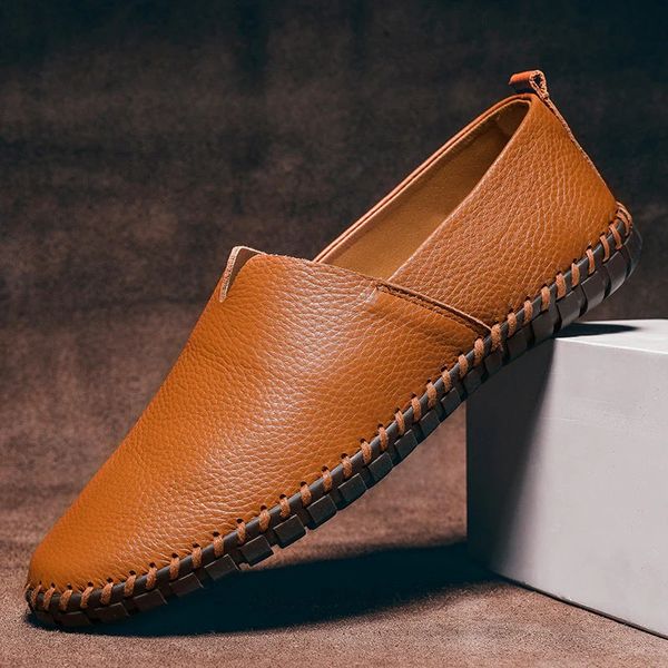 Mocassin homme caramel vu de profil, couture sellier autour de la semelle