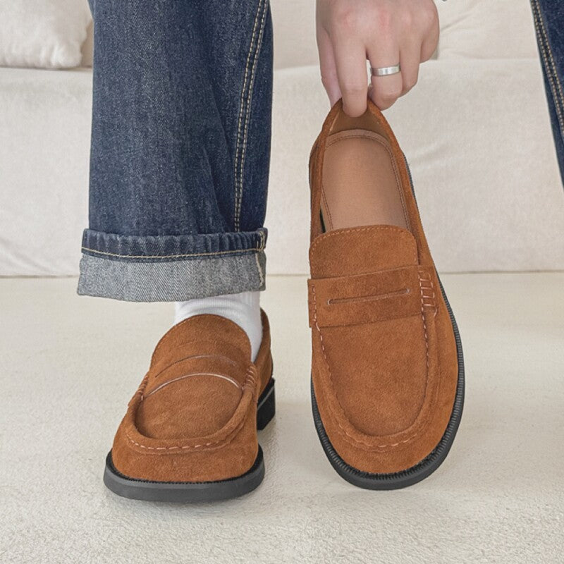 Mocassins en daim camel portes avec un jean, un modele tenu a la main