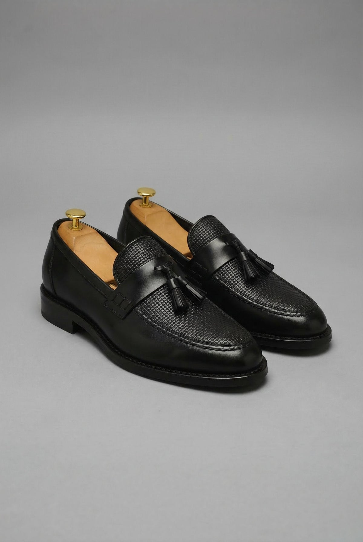 Paire de mocassins noirs à double pampille, vue avant de trois quarts