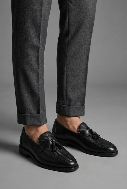 Mocassins à pampilles noirs portés avec un pantalon de flanelle gris