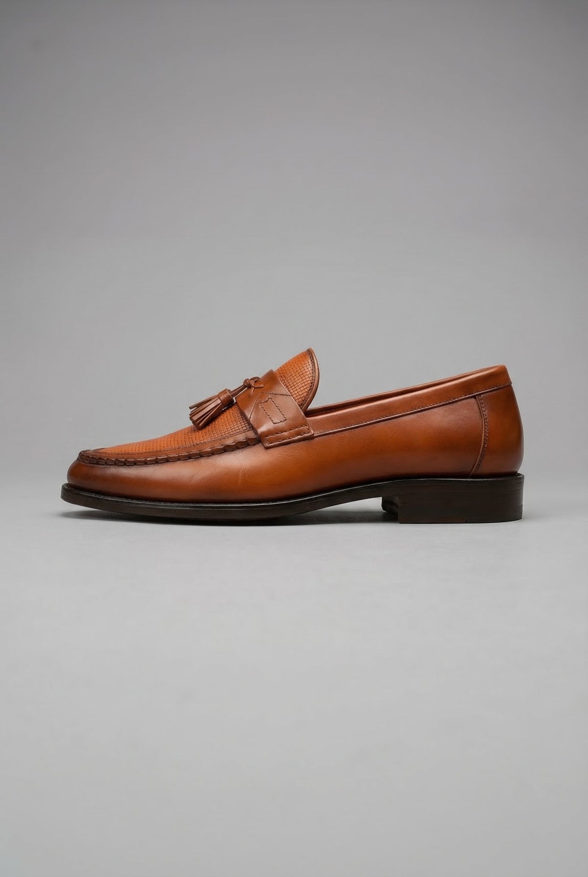 Mocassin à pampilles marron en cuir, vue de profil
