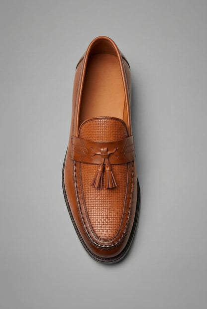 Mocassin marron vu du dessus, double pampille et empeigne tressée