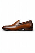 Mocassin penny marron vu de profil sur fond blanc