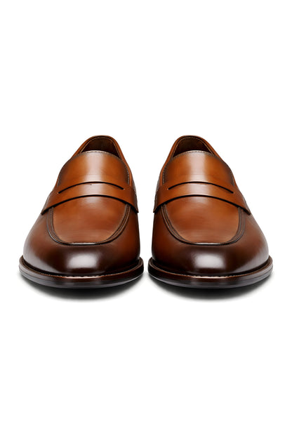 Mocassins penny marron vus de face, bout en amande