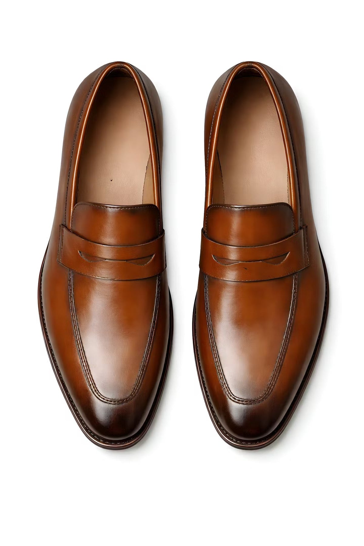 Paire de mocassins penny marron vue du dessus, bride découpée