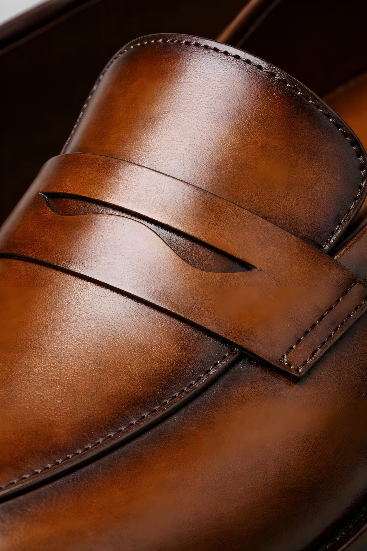 Gros plan sur la bride et le plateau surpiqué du mocassin
