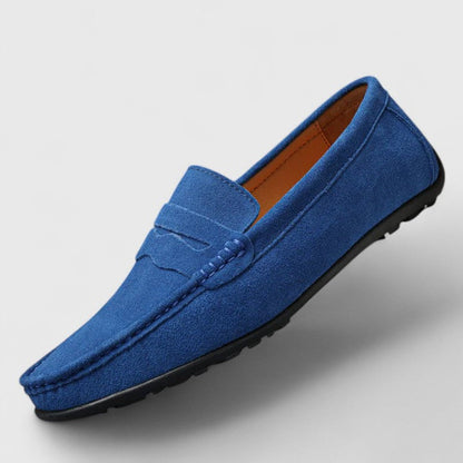 Mocassin penny en daim bleu de profil, semelle à picots