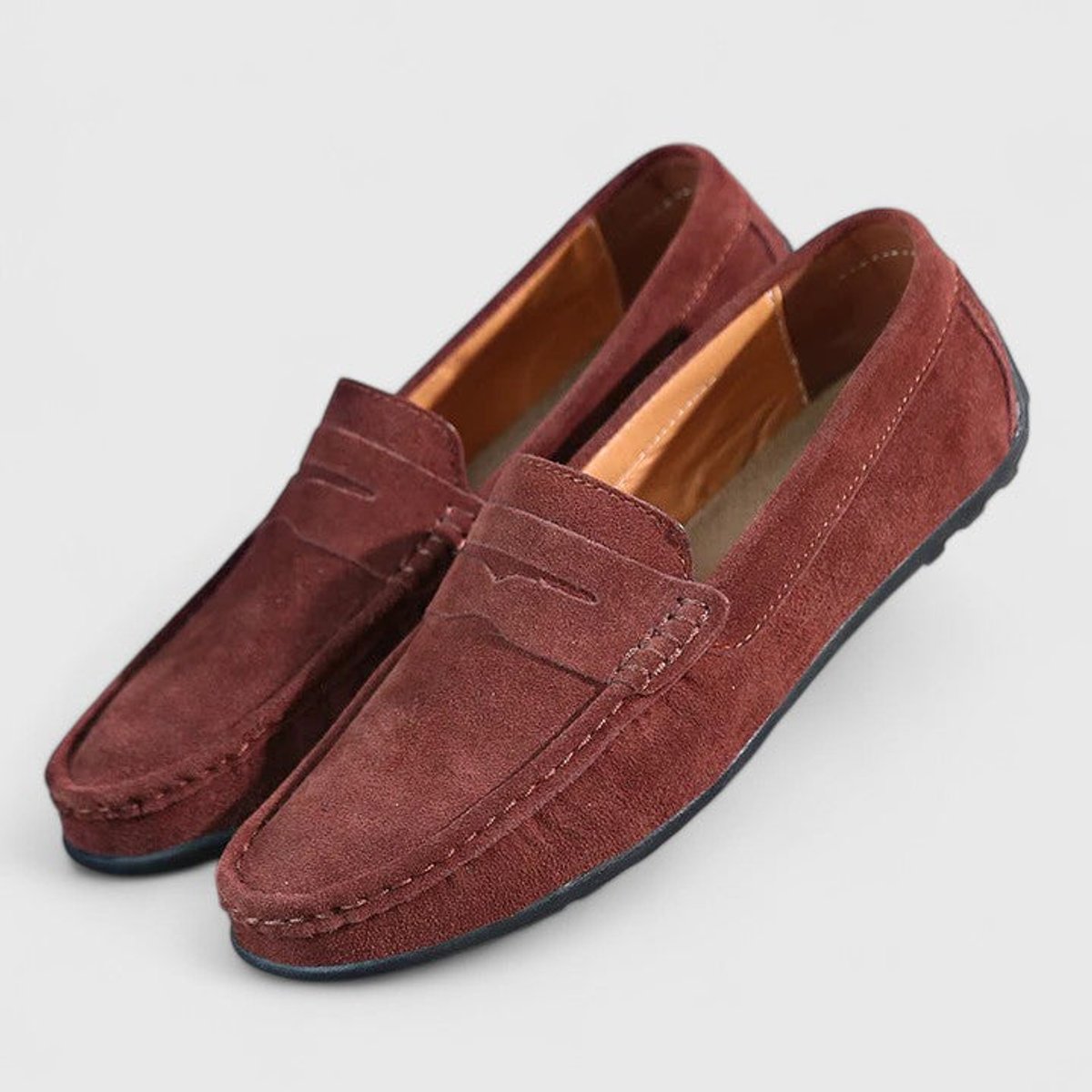 Paire de mocassins penny en daim châtaigne vue de face