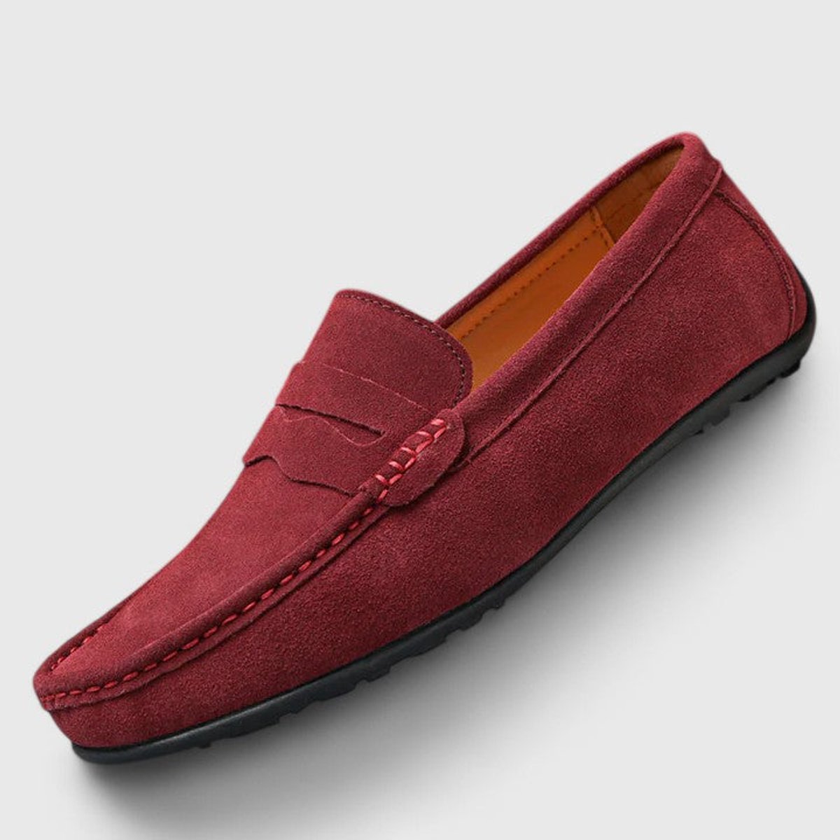 Mocassin penny en daim châtaigne de profil