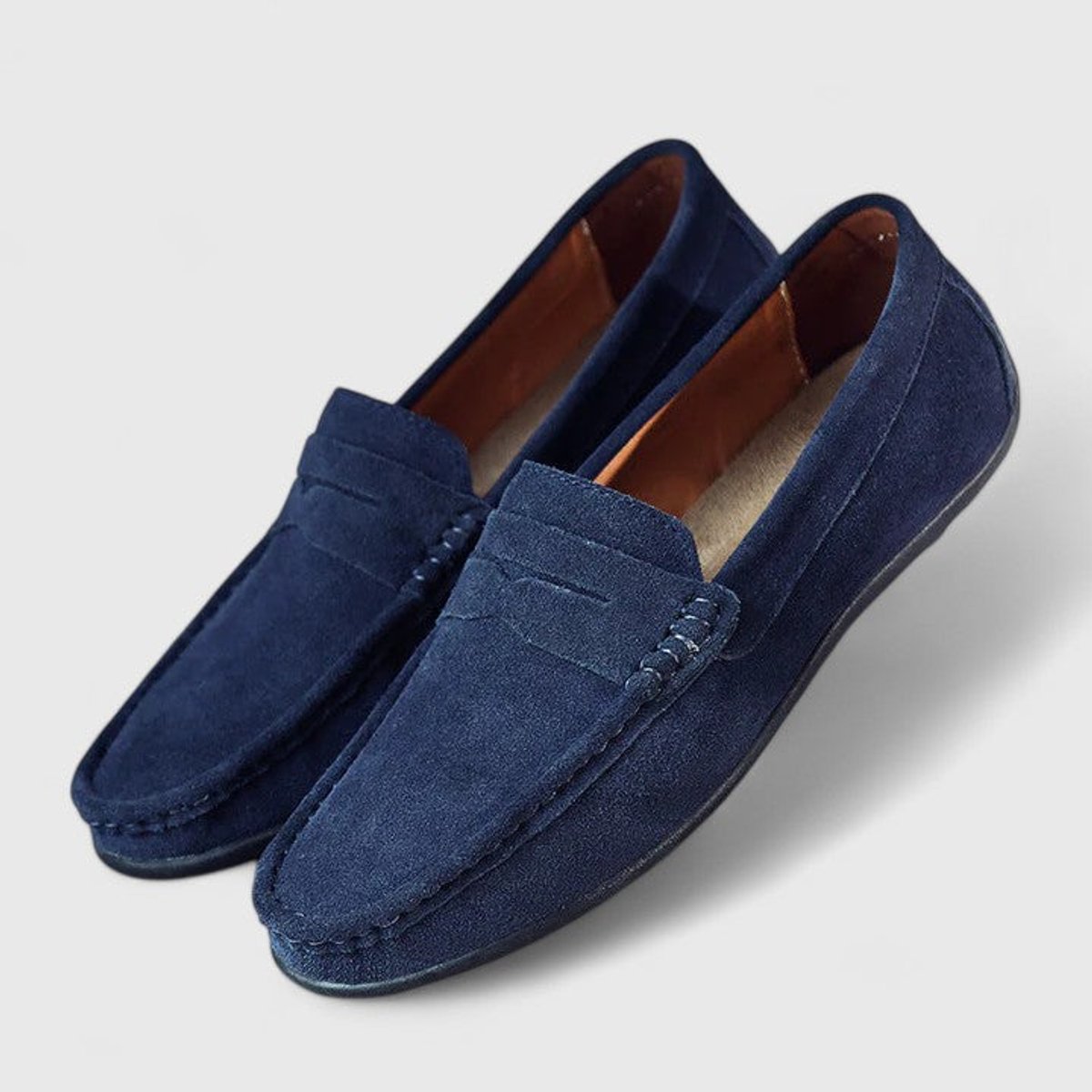 Paire de mocassins penny en daim bleu marine vue de face