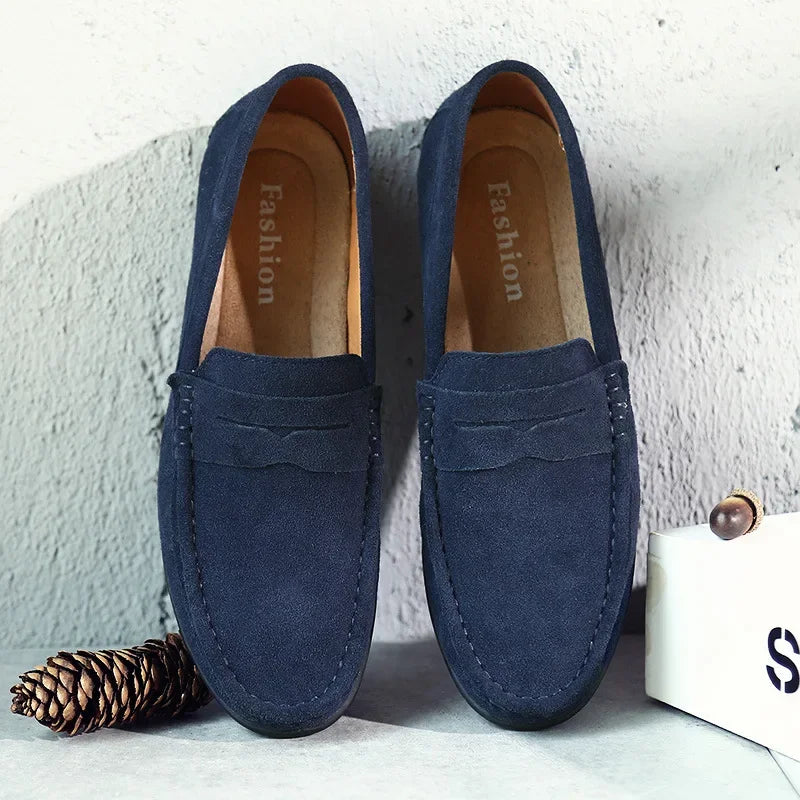 Mocassins penny bleu foncé vus de face, bride découpée