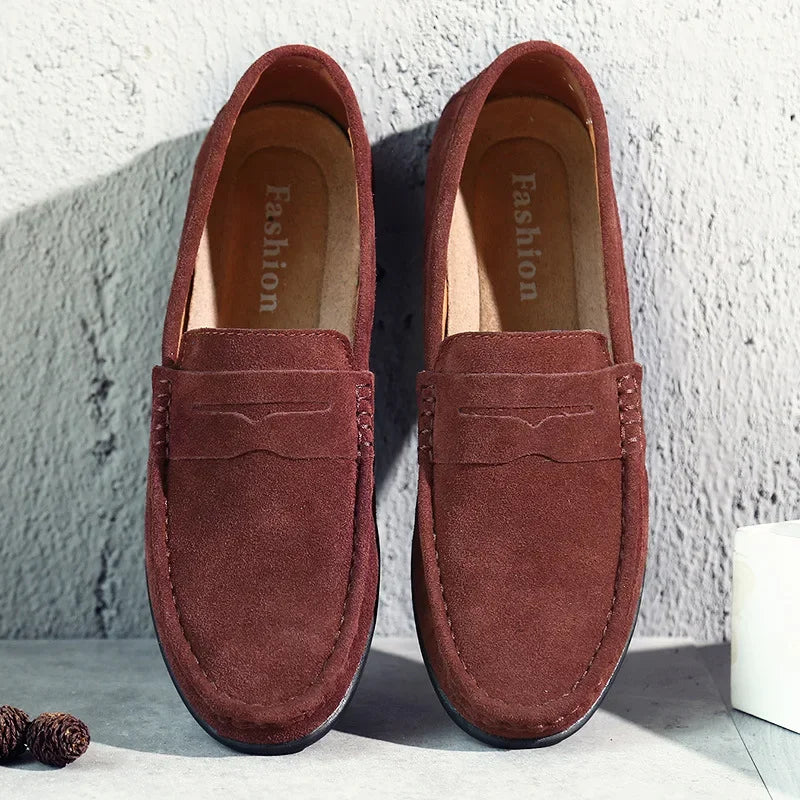 Mocassins penny brun roux vus de face contre un mur clair